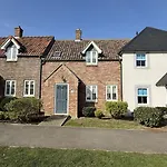 Bayside - Seaview And Balcony - Part Of The The Bay Village With Pool, Gym And Direct Access, Pub, Restaurant, Tennis And Meadows Walks Filey
