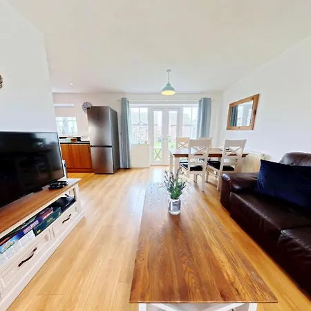 Bayside - Seaview And Balcony - Part Of The The Bay Village With Pool, Gym And Direct Access, Pub, Restaurant, Tennis And Meadows Walks Holiday home Filey