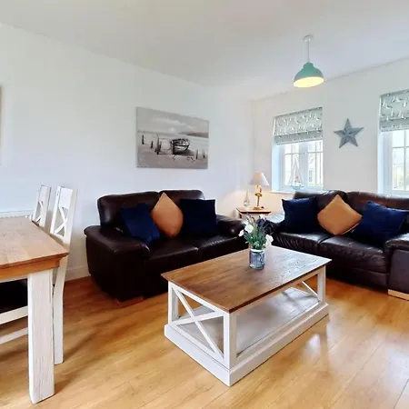 Bayside - Seaview And Balcony - Part Of The The Bay Village With Pool, Gym And Direct Access, Pub, Restaurant, Tennis And Meadows Walks Filey