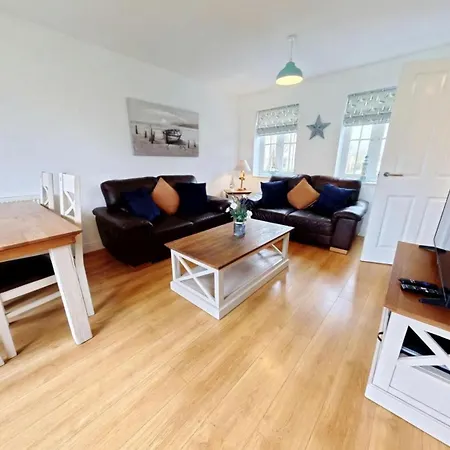 Bayside - Seaview And Balcony - Part Of The The Bay Village With Pool, Gym And Direct Access, Pub, Restaurant, Tennis And Meadows Walks Filey