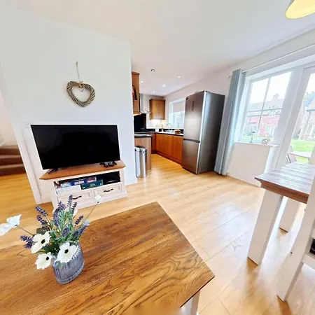 Bayside - Seaview And Balcony - Part Of The The Bay Village With Pool, Gym And Direct Access, Pub, Restaurant, Tennis And Meadows Walks * Filey